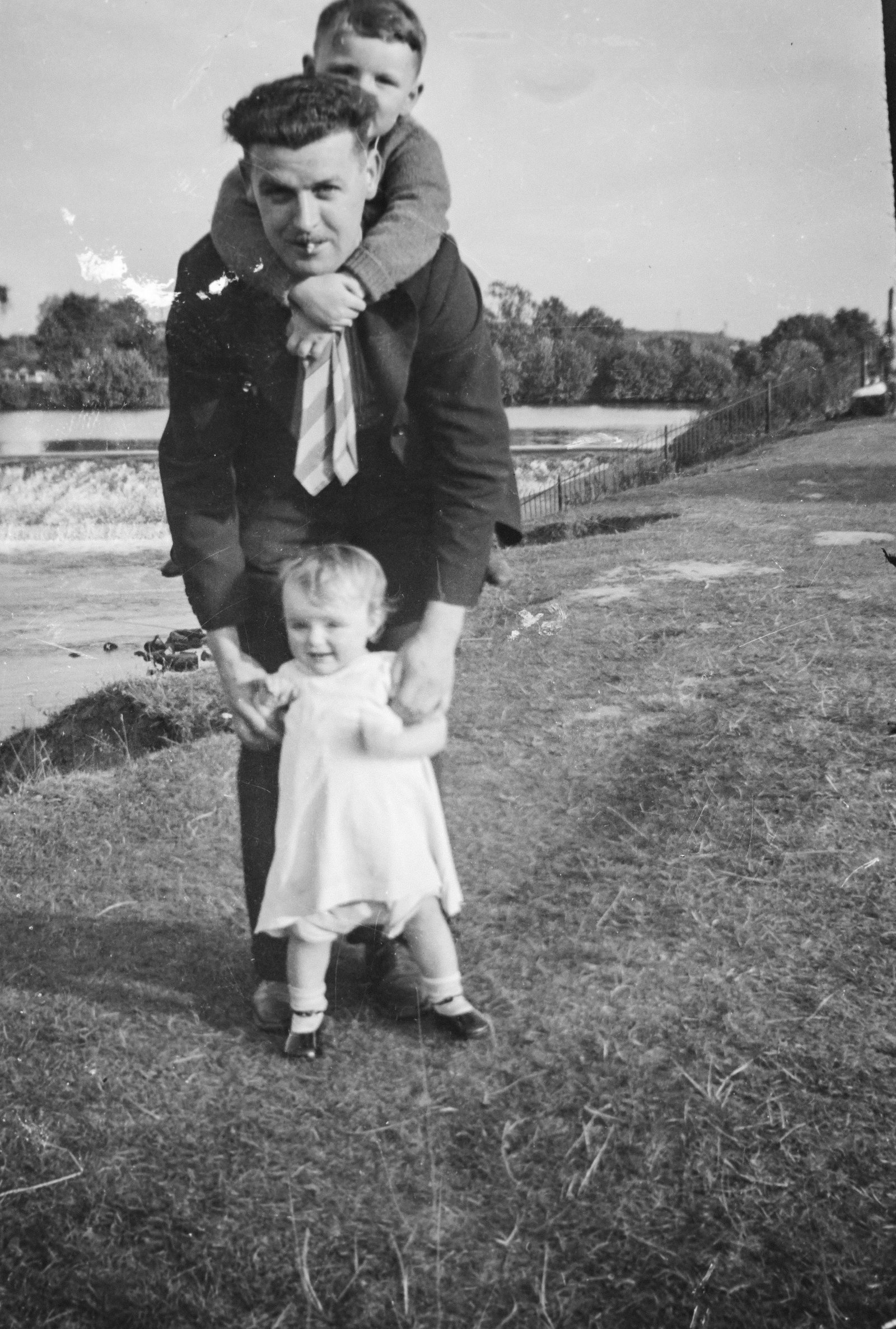 Vecchio ritratto di famiglia graffiato usato come riferimento